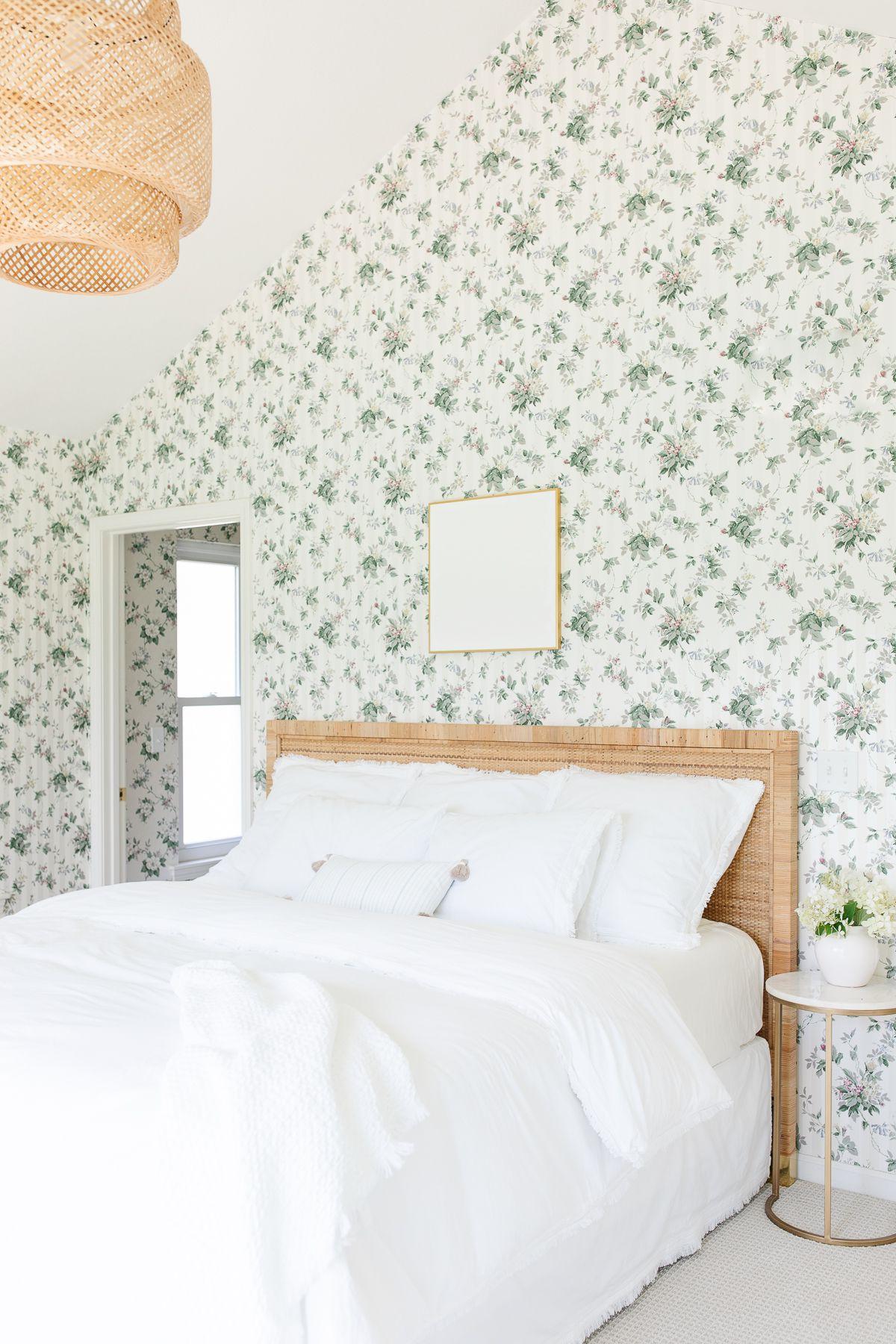 17 Ideen für Kunst über einem Bett 2 Eine tapezierte Schlafzimmerwand mit weißer Kunst über dem Bett
