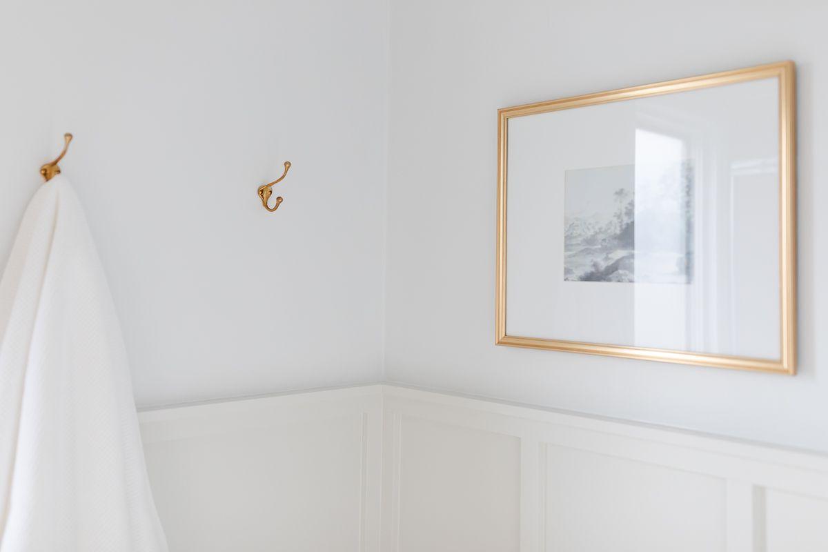 Benjamin Moore Dekorateur-Weiß 2 Ein kleines Badezimmer mit einer Lambris in Classic Gray und oberen Wänden in Benjamin Moore Decorator's White gestrichen.