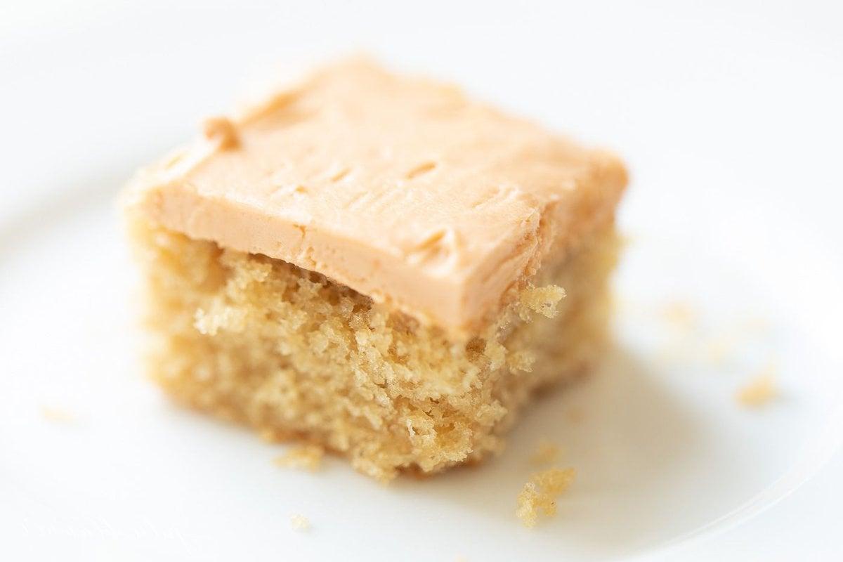 **Unglaublicher Butterscotch-Kuchen** 2 Ein Stück Butterscotch Kuchen auf einem weißen Teller.
