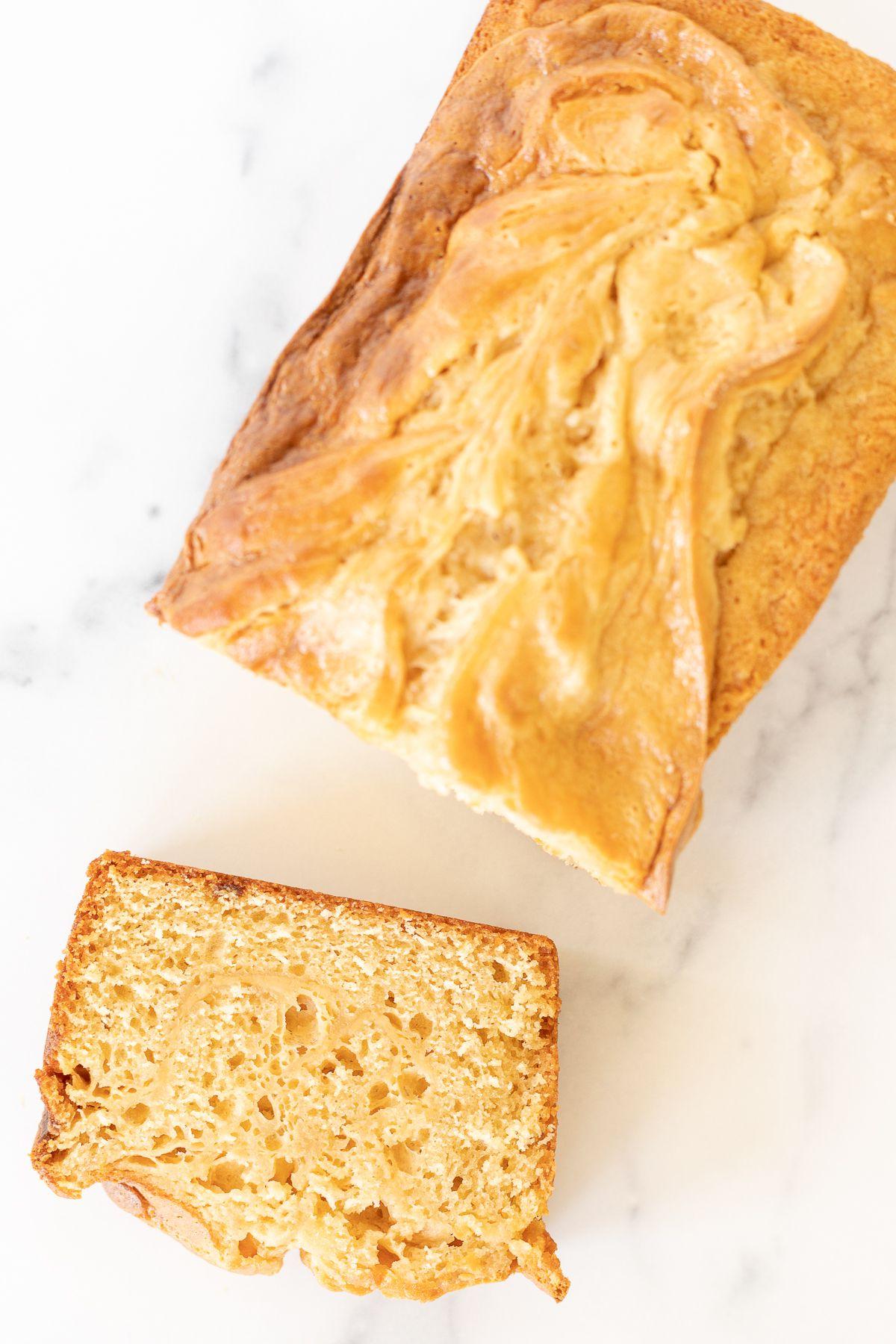 Karamell-Frischkäse-Brot 2 Geschnittenes Frischkäse-Brot mit Karamell auf einer Marmorarbeitsplatte