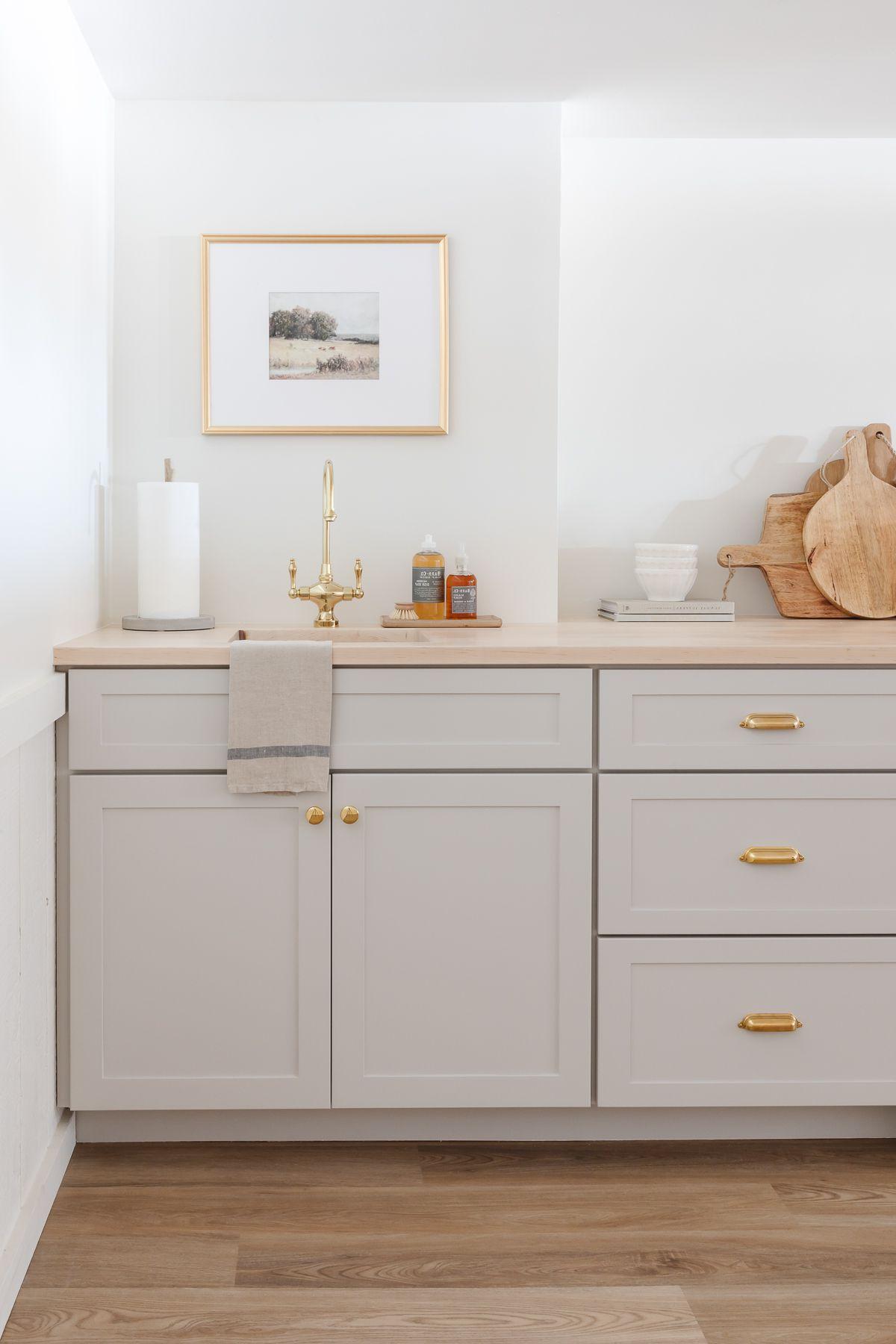 Kellerbar Ideen 2 Eine Kellerbar mit grauen Schränken und Butcher Block Arbeitsplatten