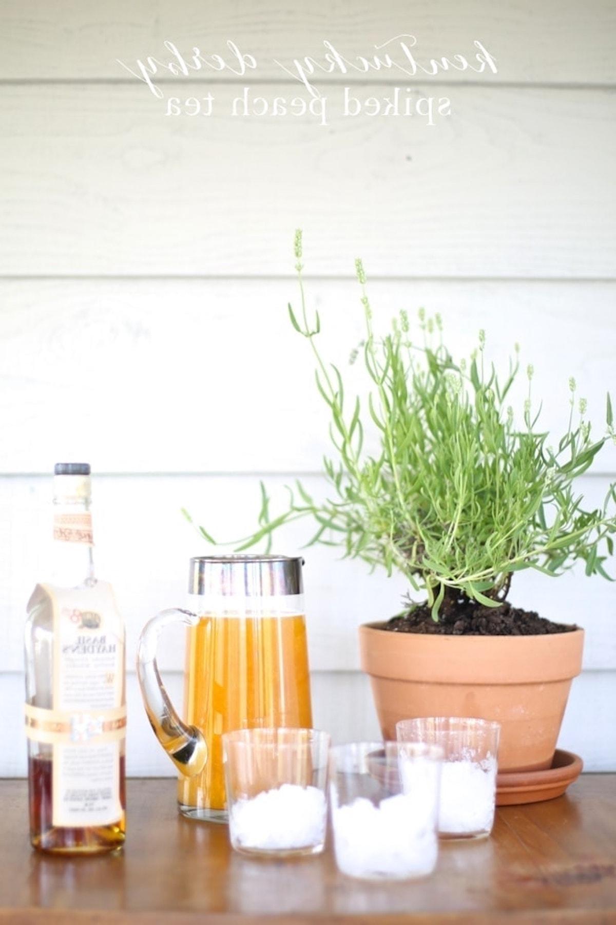 Ein lustiges und erfrischendes Kentucky Derby Getränk - Pfirsich-Eistee mit Schuss! Bieten Sie es mit und ohne Whiskey an, um alle Ihre Gäste mit diesem süßen Schluck zu begeistern!