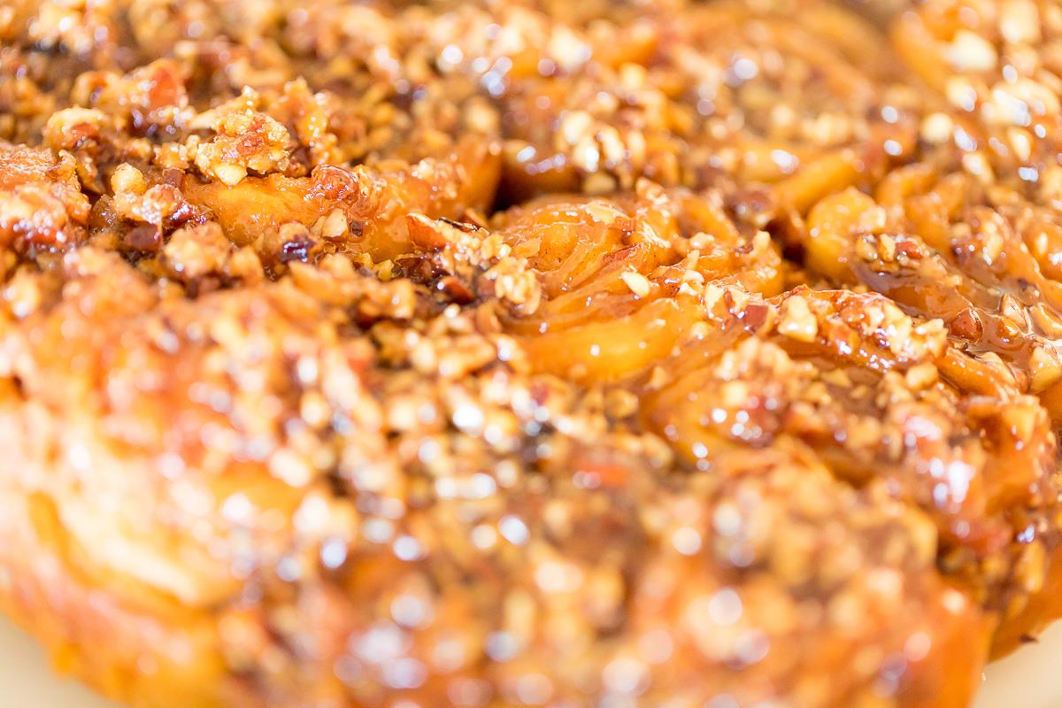 Karamell-Pekannuss-Rollen 2 Ein Nahaufnahme eines Stücks Karamell-Pekannuss-Sticky Rolls.