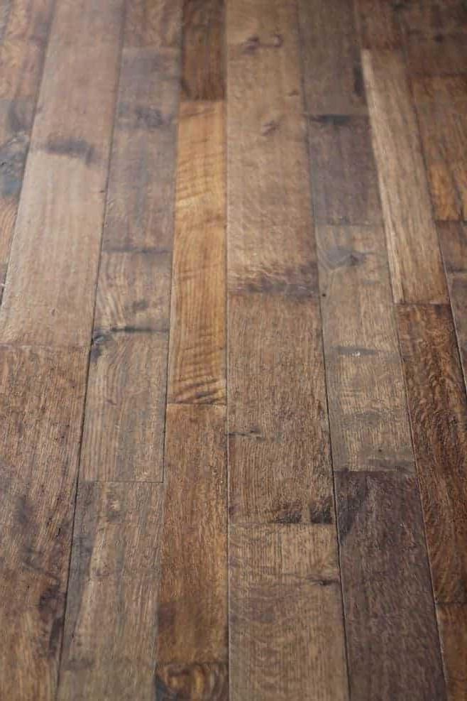 Eine rustikale Holzdiele in der Küche, passend für Budget-Ideen im Bauernhausstil.