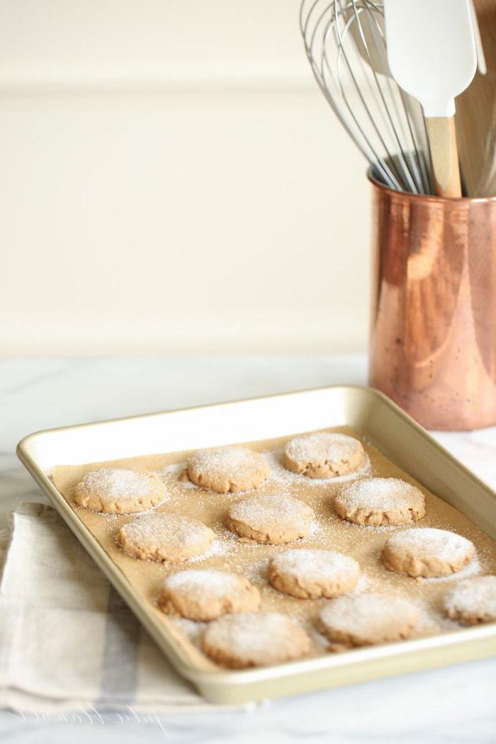 Gewürz-Shortbread-Kekse 2 Zucker und Gewürz Shortbread Kekse auf einem Backblech