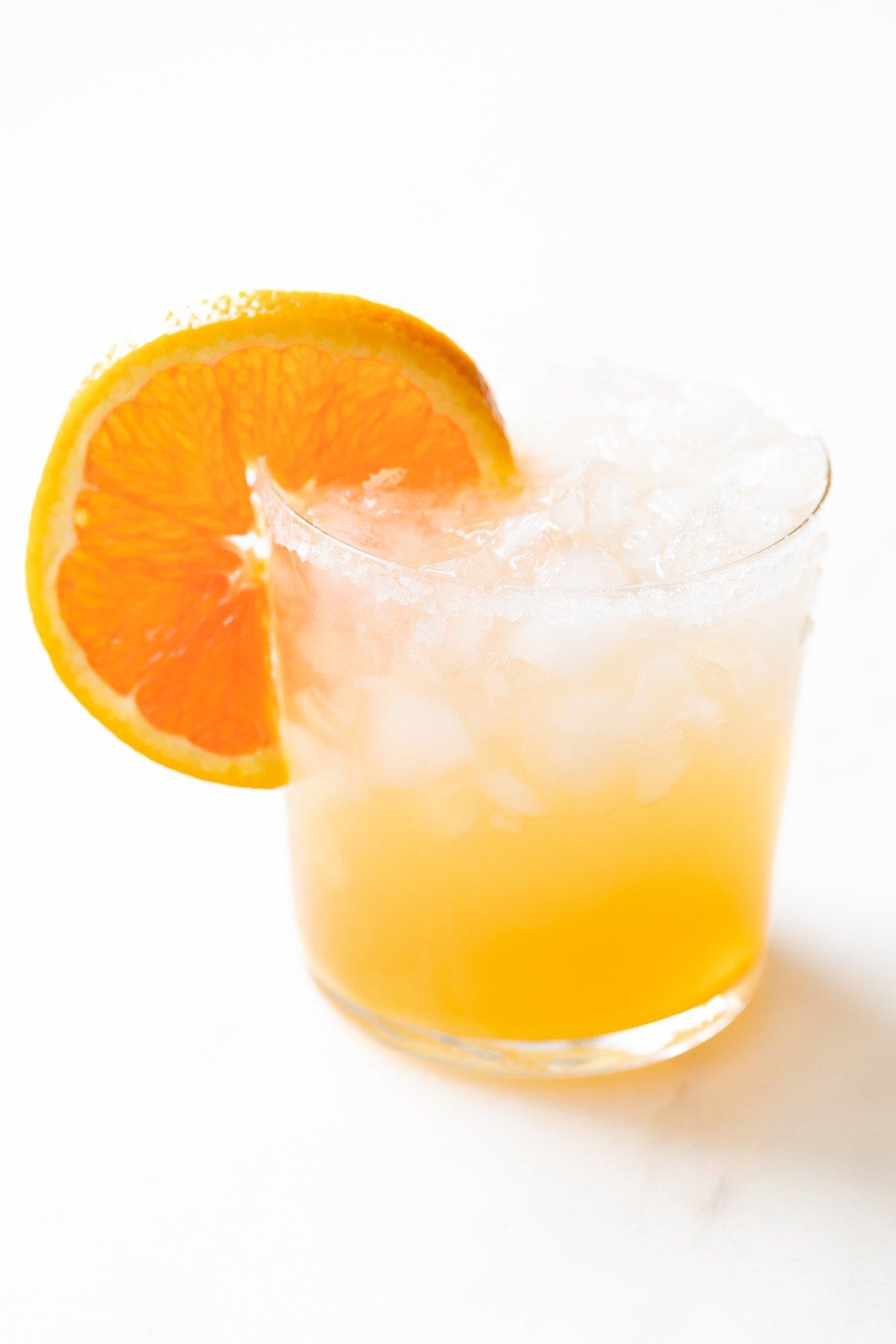Cadillac Margarita 2 Ein erfrischender Cadillac Margarita mit Crushed Ice, garniert mit einer Orangenscheibe.