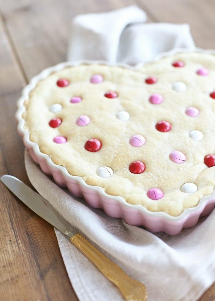 Ein einfacher, dicker und zäher Zuckerkeks-Kuchen, perfekt für Geburtstage, Valentinstag und Partys. Ein herzförmiger Zuckerkeks-Kuchen in einer Herzform