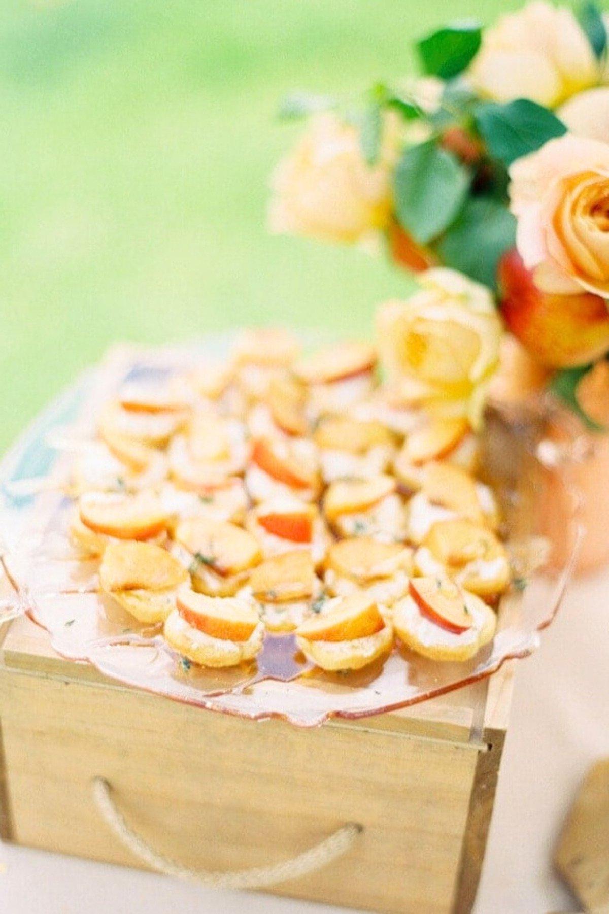 Pfirsich-Crostini 2 Diese Pfirsich Crostini sind eine großartige Sommer-Vorspeise, die einfach zuzubereiten ist und alle begeistert. Sie eignen sich perfekt für die Bewirtung und werden am besten mit einem Glas gekühlten Prosecco im Garten serviert!