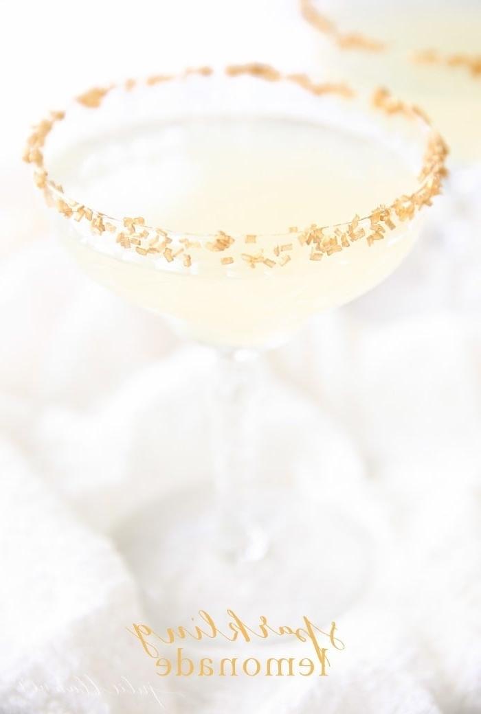 Shot of Gold: Die perfekte Sekt-Limonade für St. Patrick's Day und mehr Ein sprudelnder Limonaden-Cocktail mit Goldrand auf weißem Hintergrund