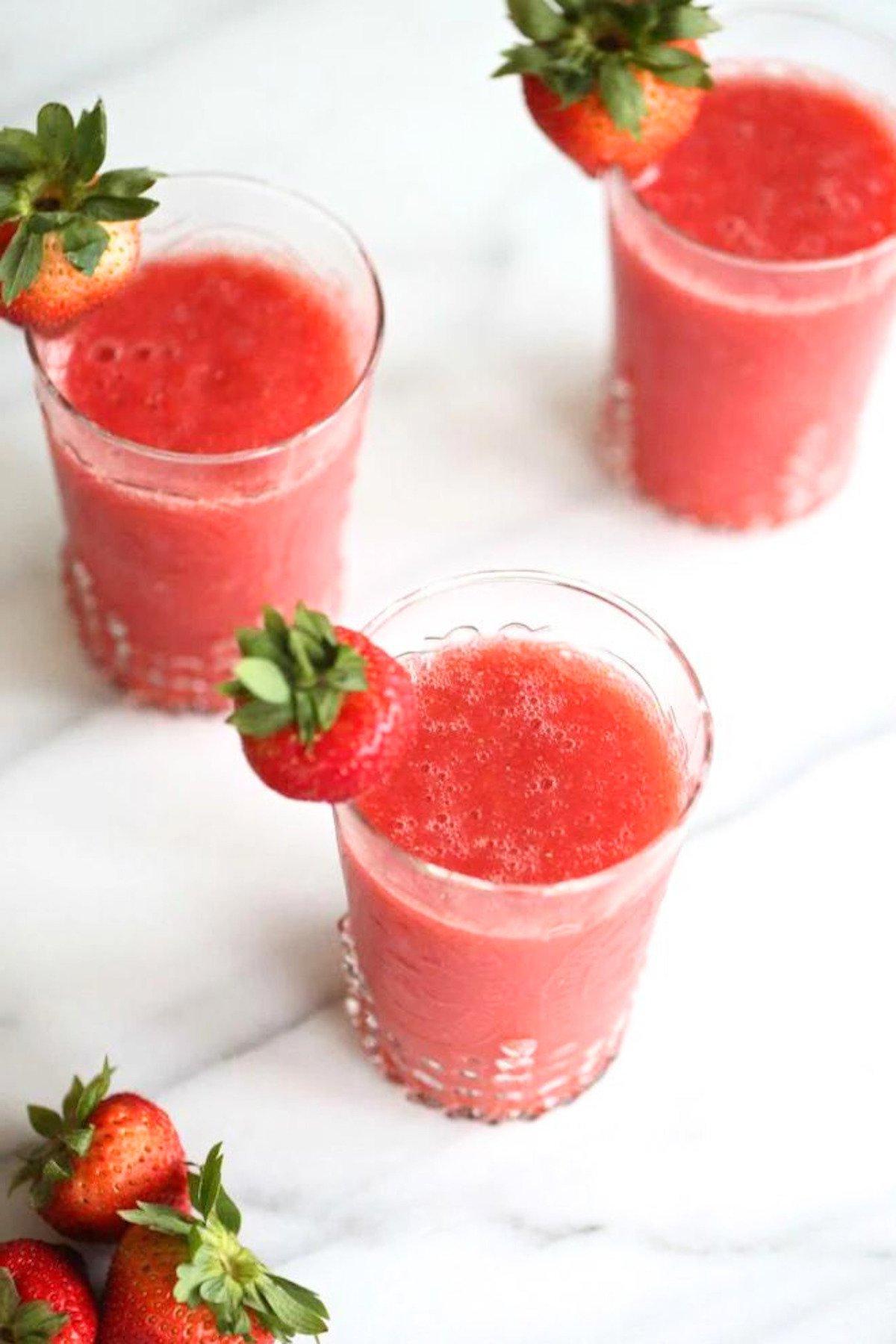 Einfache Champagner Slushies sind ein schnelles und einfach zu trinkendes Sommercocktail-Rezept mit Erdbeeren. Diese gefrorenen Champagner-Cocktails sind in wenigen Minuten fertig. Drei Champagner Slushies, mit frischen Erdbeeren garniert