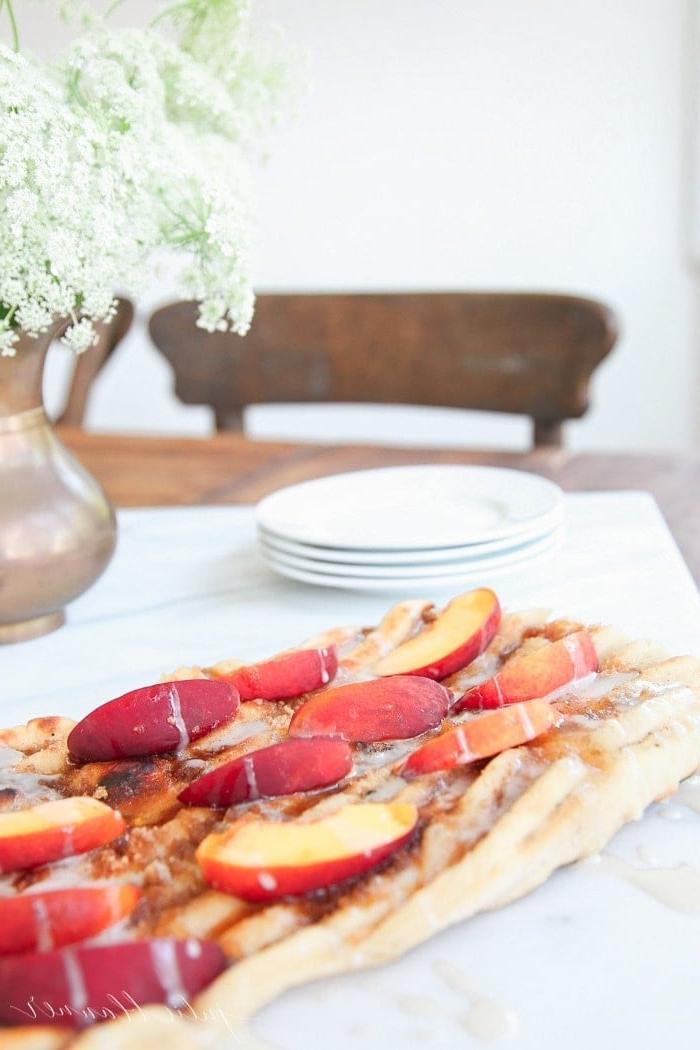 Eine köstliche Pfirsich-Dessertpizza, bereit zum Genießen