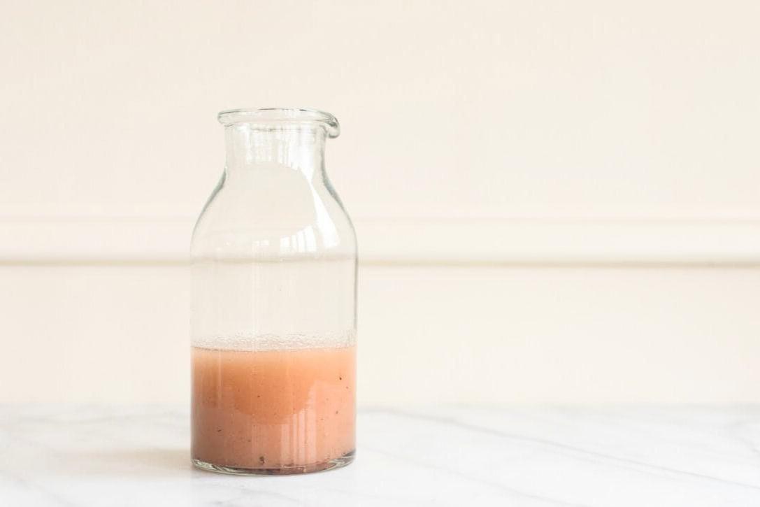 Rotweinessig-Vinaigrette 2 Eine Glasflasche mit einer Rotweinvinaigrette.