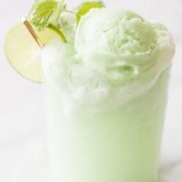 Mojito Float 2 Kühlen Sie sich diesen Sommer mit einem beschwipsten Getränk ab - Mojito Float