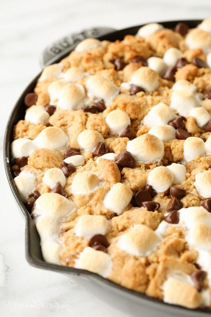Erdnussbutter S'mores Torte Rezept 2 Unglaublich gutes und einfaches Erdnussbutter S'mores Kuchen Rezept. Mit diesem S'mores Kuchen haben Sie immer ein beliebtes Dessert zur Hand.
