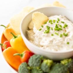 Ranch-Dip 11 Gerillte Kartoffelchips in einer Schüssel mit Ranch Dip.