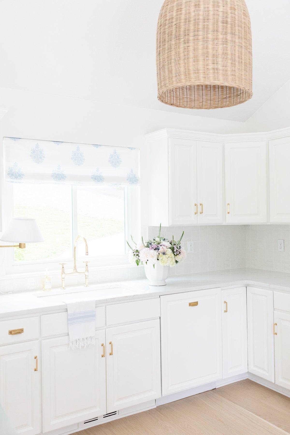 Benjamin Moore Einfach Weiß 11 Eine Küche, gestrichen in Benjamin Moore Simply White.