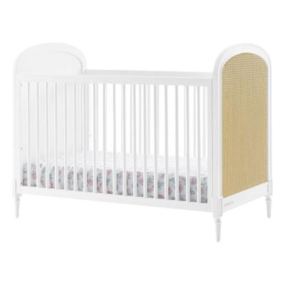 Pottery Barn Kids: Der Look zum kleinen Preis 11 Ein weißes Babybett mit geflochtenem Kopf- und Fußteil, eine preiswerte Alternative zum Pottery Barn Kids Look.