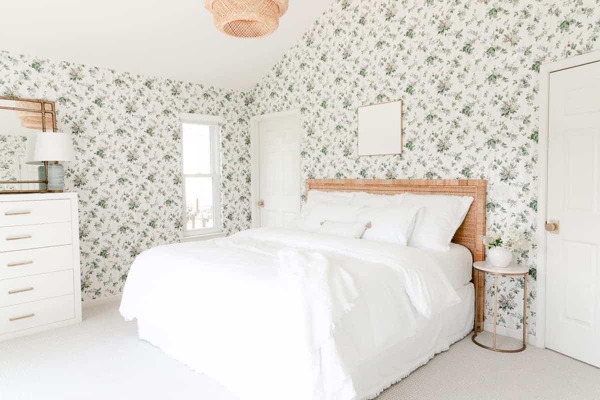 17 Ideen für Kunst über einem Bett 11 Ein Schlafzimmer mit Tapete und weißer Bettwäsche und weißer Kunst über dem Bett