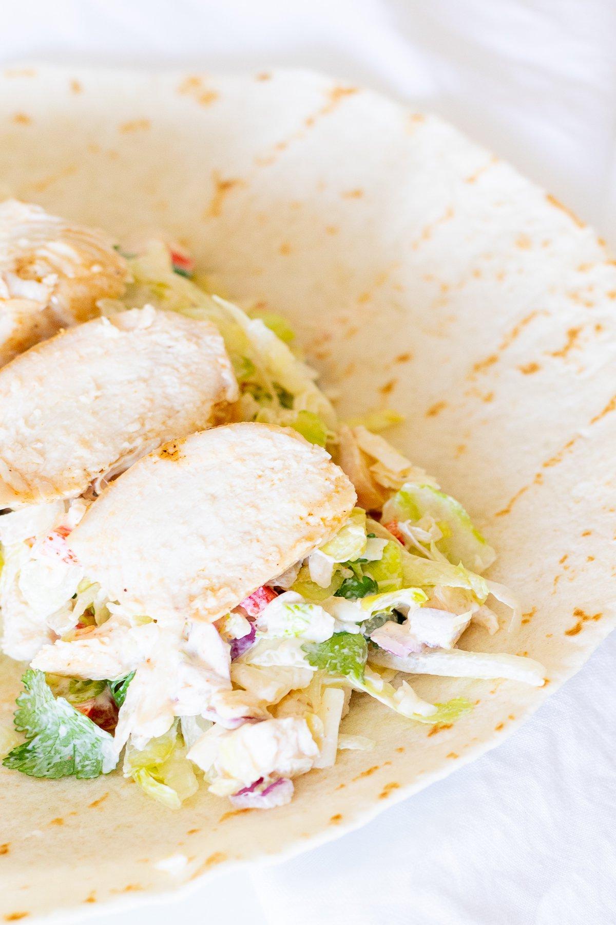 Hähnchen-Wrap-Rezept 11 Ein Hähnchen-Wrap-Rezept, bevor es eingewickelt wird.