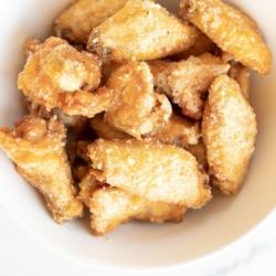 Knoblauch-Parmesan-Hähnchenflügel 11 Eine weiße Schale gefüllt mit Knoblauch-Parmesan-Hähnchenflügeln, auf einer Marmorarbeitsplatte