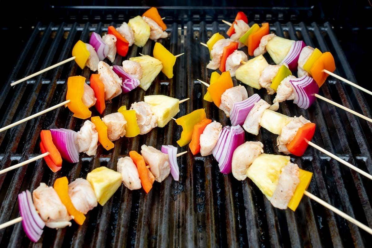 Hähnchenspieße auf dem Grill