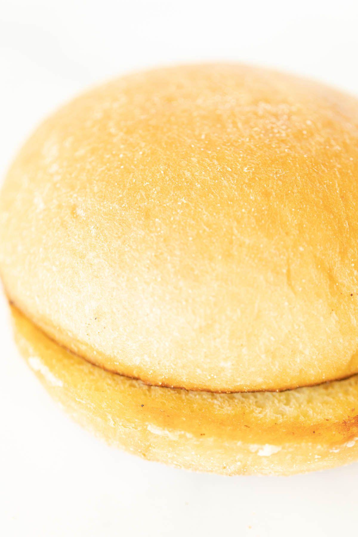 Warum man Burgerbrötchen rösten sollte 12 Ein getoastetes Burger Bun auf einer weissen Oberfläche