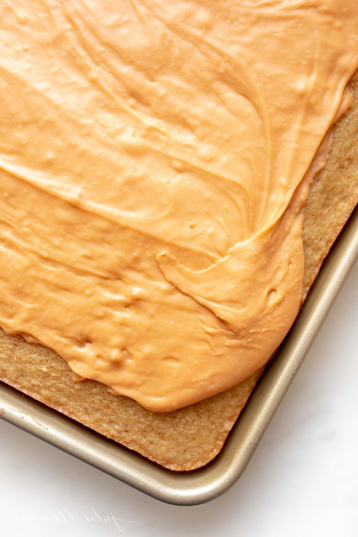 **Unglaublicher Butterscotch-Kuchen** 12 Ein Butterscotch Kuchen auf einem halben Backblech.