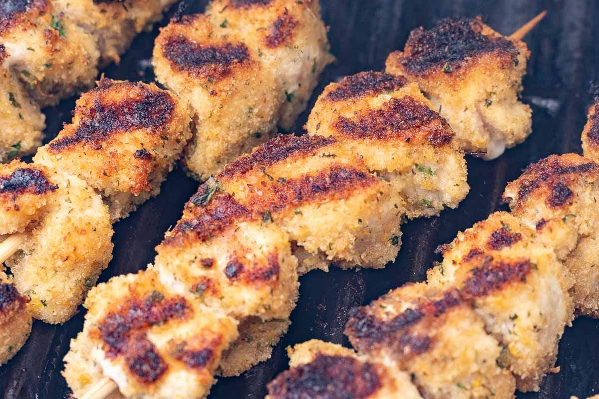 Spießchen 12 Spiedini-Spieße kochen auf einem Grill.