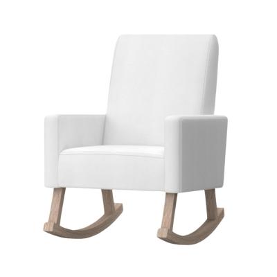 Pottery Barn Kids: Der Look zum kleinen Preis 12 Ein weißer Schaukelstuhl mit Holzbeinen, ein klassisches Element für den Pottery Barn Kids Stil.