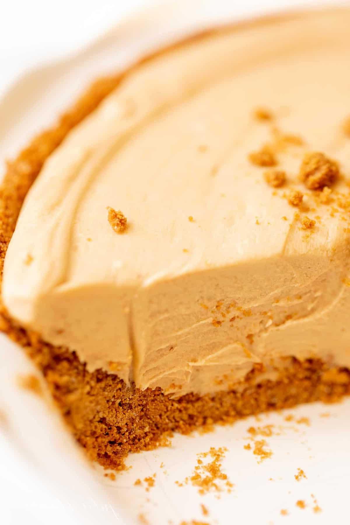 Spekulatius-Keksboden 12 Ein Keksbutter-Käsekuchen mit Spekulatius-Keksboden, Scheibe entfernt.