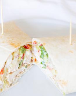Hähnchen-Wrap-Rezept 12 Ein Hähnchen-Wrap-Rezept auf einem weißen Teller, halbiert.