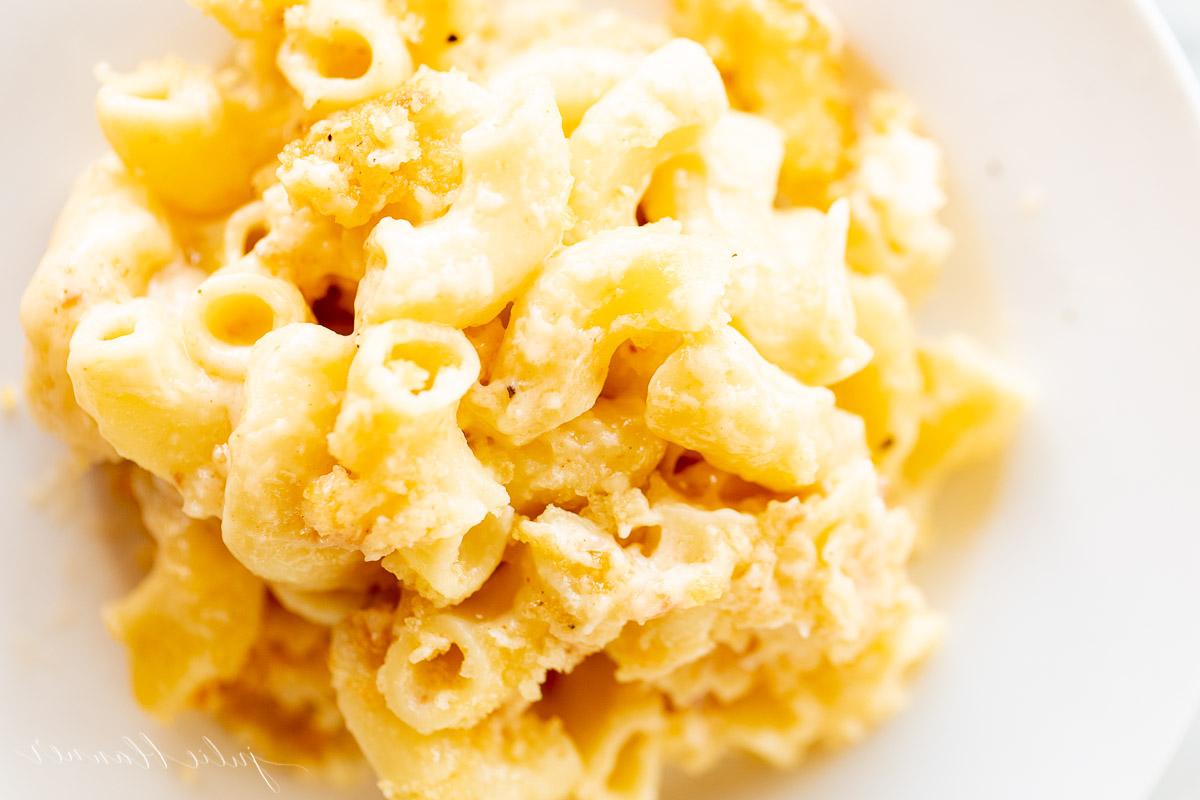 Speck Mac and Cheese auf einem weißen Teller.