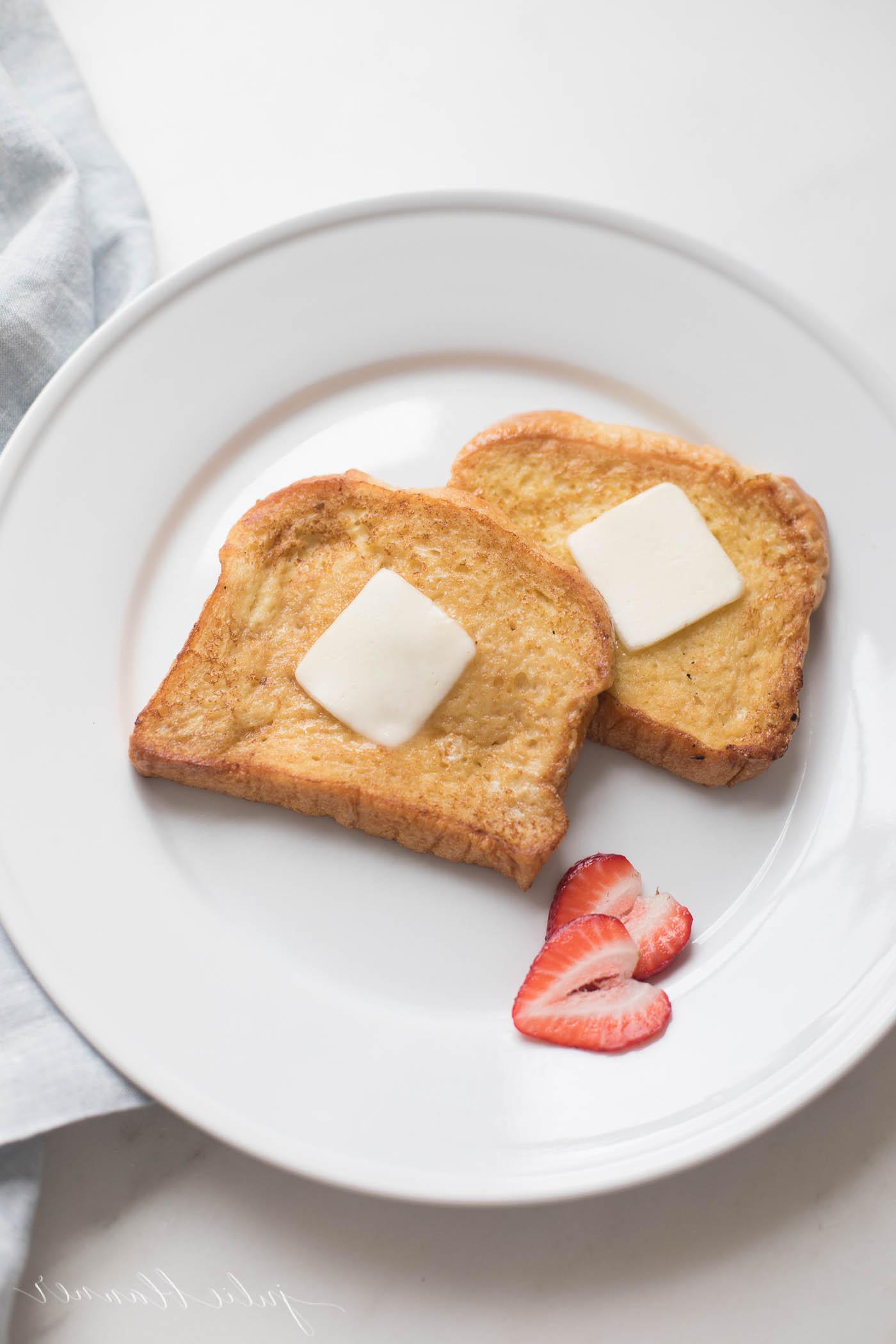 Muttertags-Brunch-Ideen 12 Man würde es beim Probieren nicht glauben, aber dies ist ein unglaublich einfaches French Toast Rezept, das voller Geschmack steckt. Entdecken Sie die Geheimnisse, die diesen einfachen French Toast so amazing machen!
