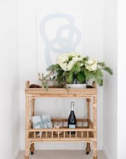 Wandfarben nach Räumen 12 Ein Rattan-Barwagen in der Ecke eines mit Chantilly White gestrichenen Raumes