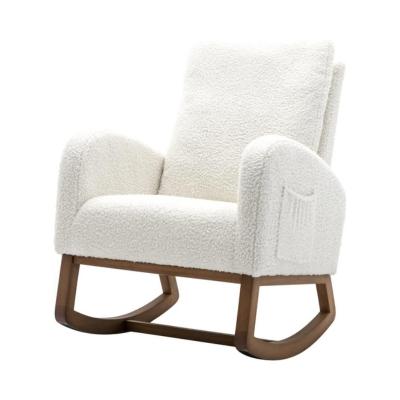 Pottery Barn Kids: Der Look zum kleinen Preis 13 Ein weißer Schaukelstuhl mit Holzbeinen, der den gemütlichen Stil von Pottery Barn Kids für weniger Geld nachahmt.