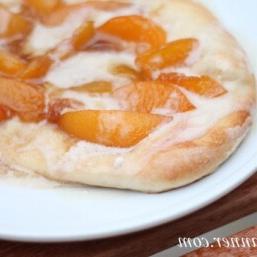 Pfirsich-Dessertpizza mit Glasur