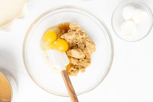 Eine Schüssel voller Zutaten für ein Karamell-Pekannusskuchen-Rezept, bereit zum Vermischen und zur Verwandlung in einen unwiderstehlichen Kuchen.