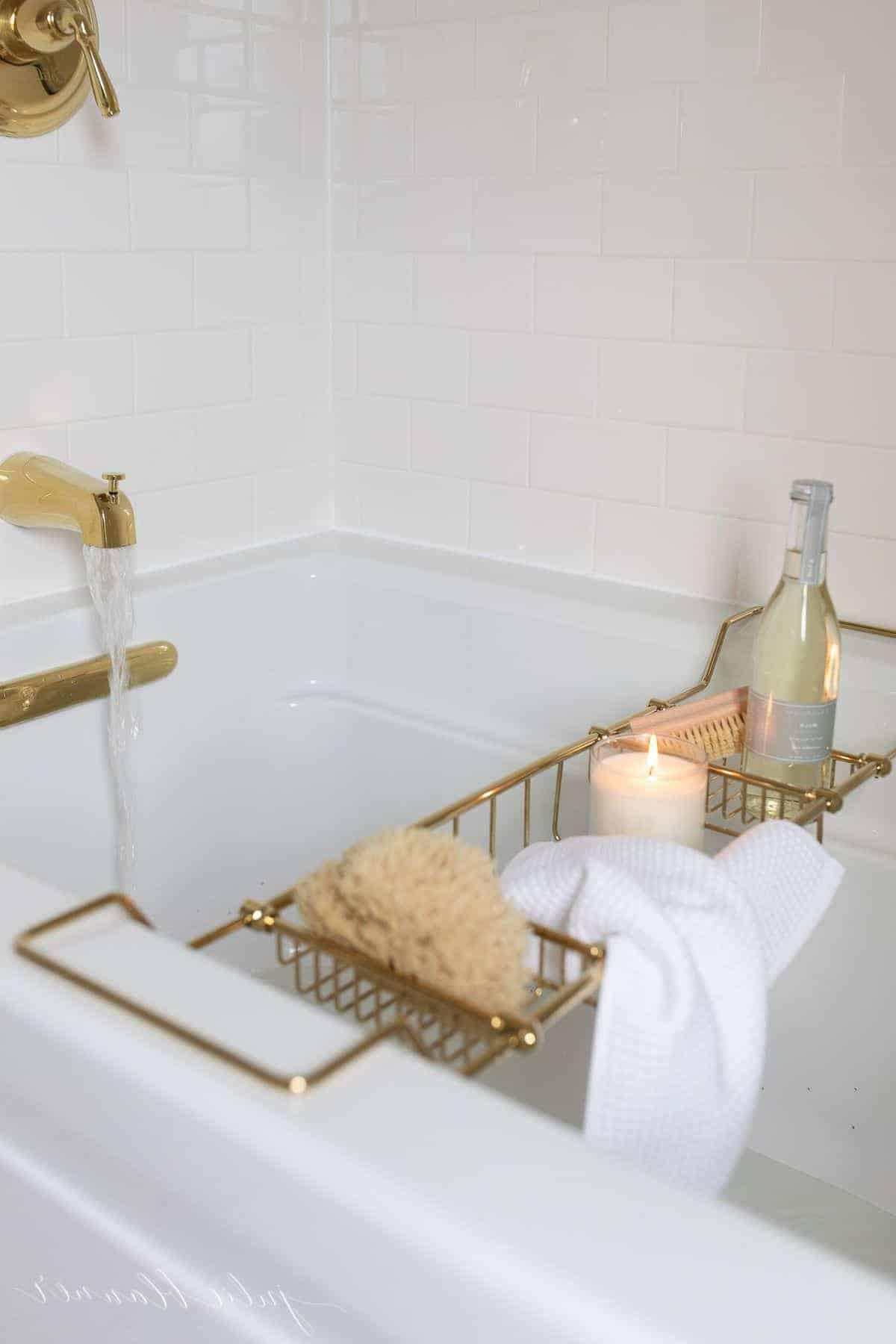 So erstellen Sie ein Spa-Bad zu Hause 13 Luftsprudelbad mit Messingarmaturen und einem Messing-Badewannentablett, gefüllt mit entspannenden Spa-Behandlungen.