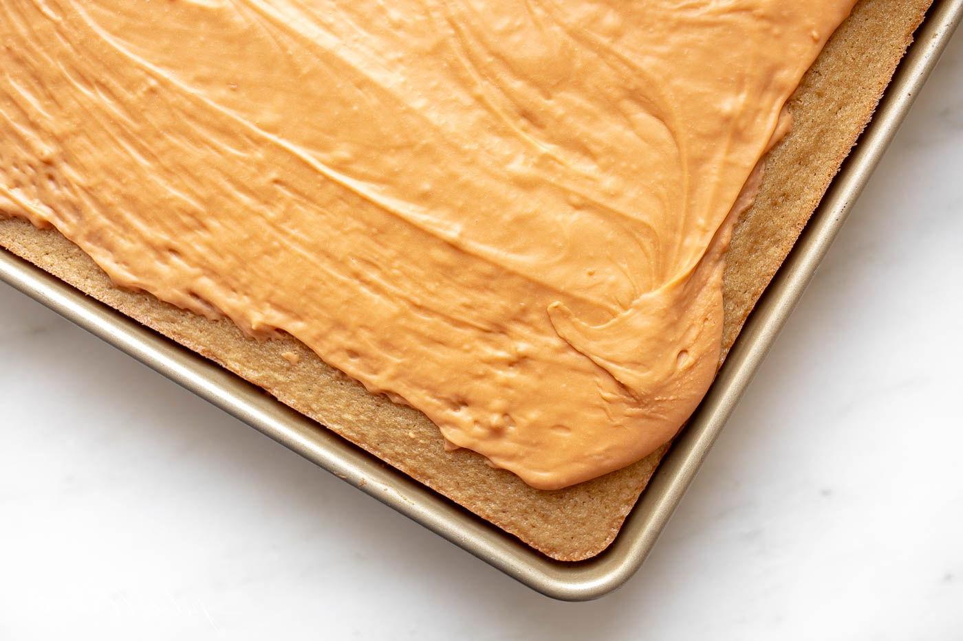 **Unglaublicher Butterscotch-Kuchen** 13 Ein Butterscotch Kuchen auf einem halben Backblech.