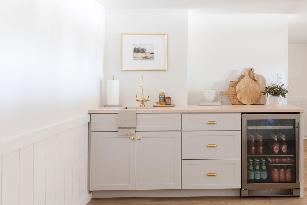 Kellerbar Ideen 14 Eine Kellerbar mit grauen Schränken und Butcher Block Arbeitsplatten
