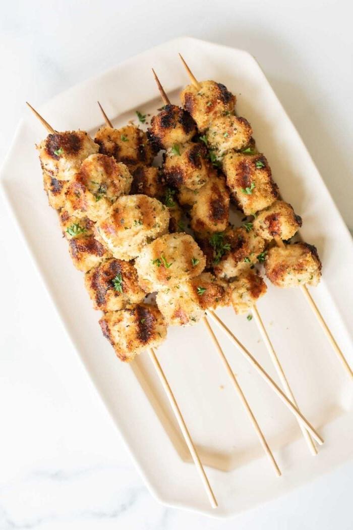 Spießchen 14 Hähnchen Spiedini Spieße auf einer weißen Platte.