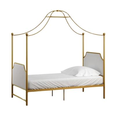 Pottery Barn Kids: Der Look zum kleinen Preis 14 Ein Bett mit einer weißen Decke, das an den eleganten Stil von Pottery Barn Kids erinnert.