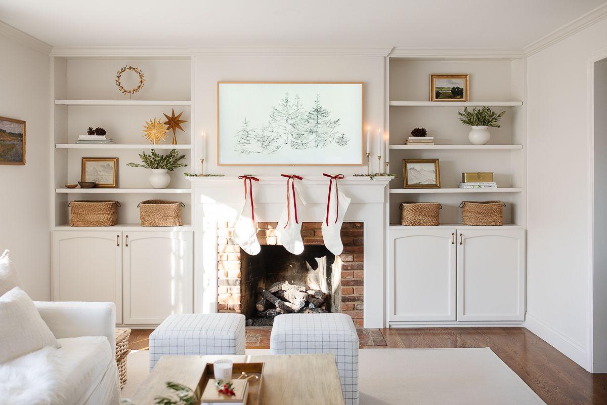 Ein Wohnzimmer, minimalistisch im Weihnachts-Stil dekoriert.