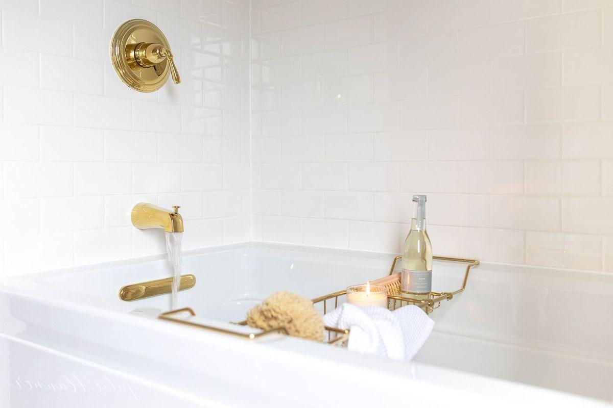 So erstellen Sie ein Spa-Bad zu Hause 14 Luftsprudelbad mit Messingarmaturen und einem Messing-Badewannentablett, gefüllt mit entspannenden Spa-Behandlungen.