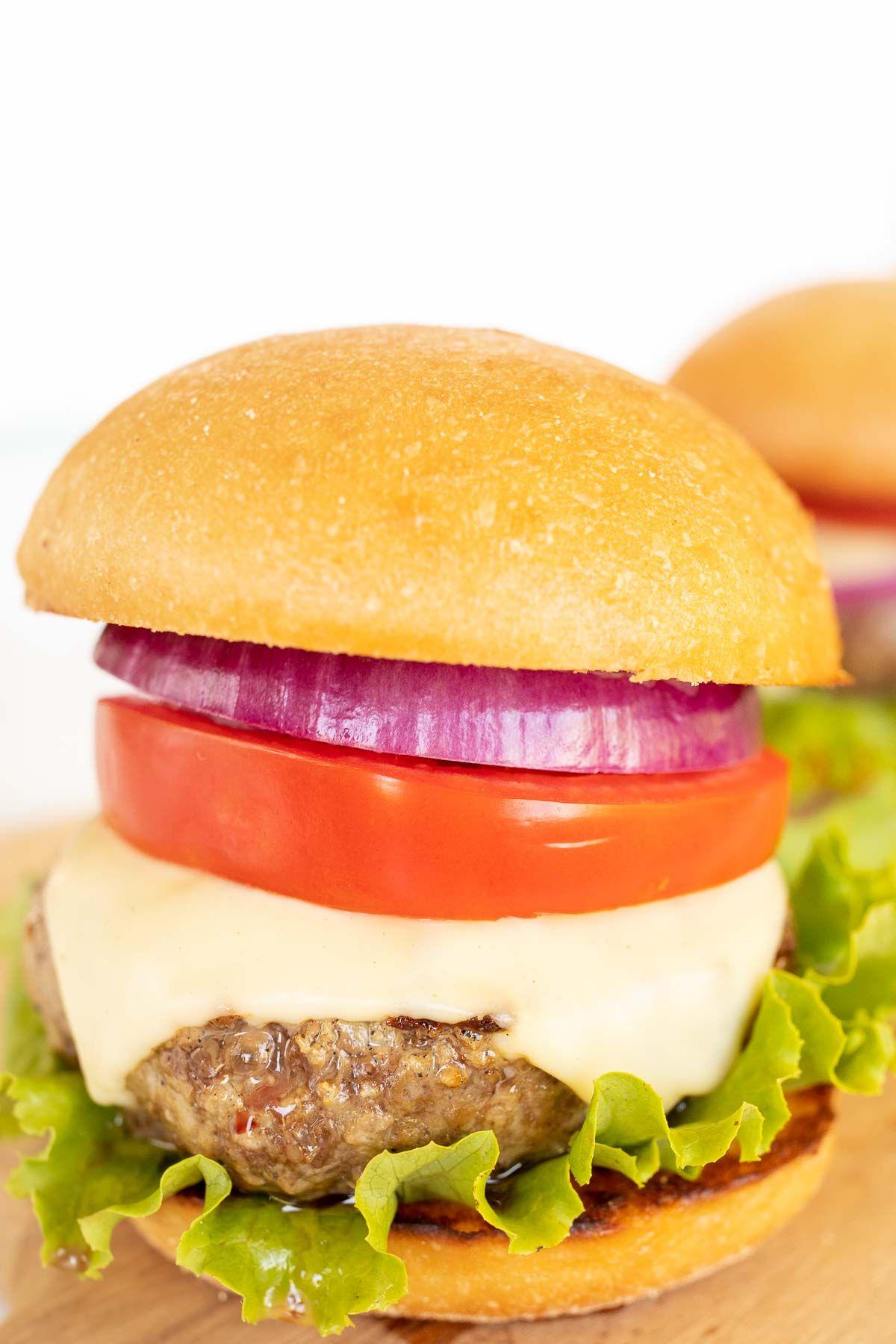 Warum man Burgerbrötchen rösten sollte 14 Ein Burger mit vielen Belägen und einem getoasteten Burger Bun.