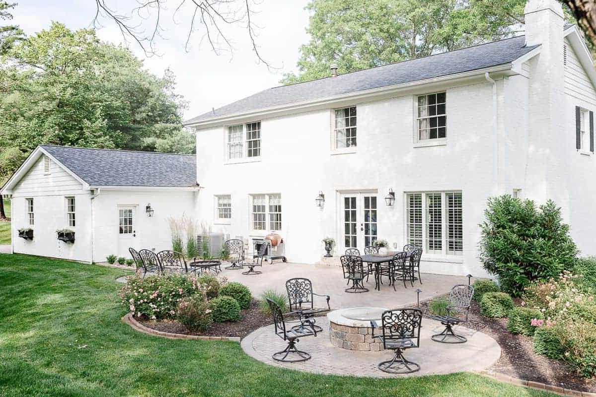 Benjamin Moore Einfach Weiß 14 Die Rückseite eines weißen Backsteinhauses, gestrichen in Simply White Farbe von Benjamin Moore.