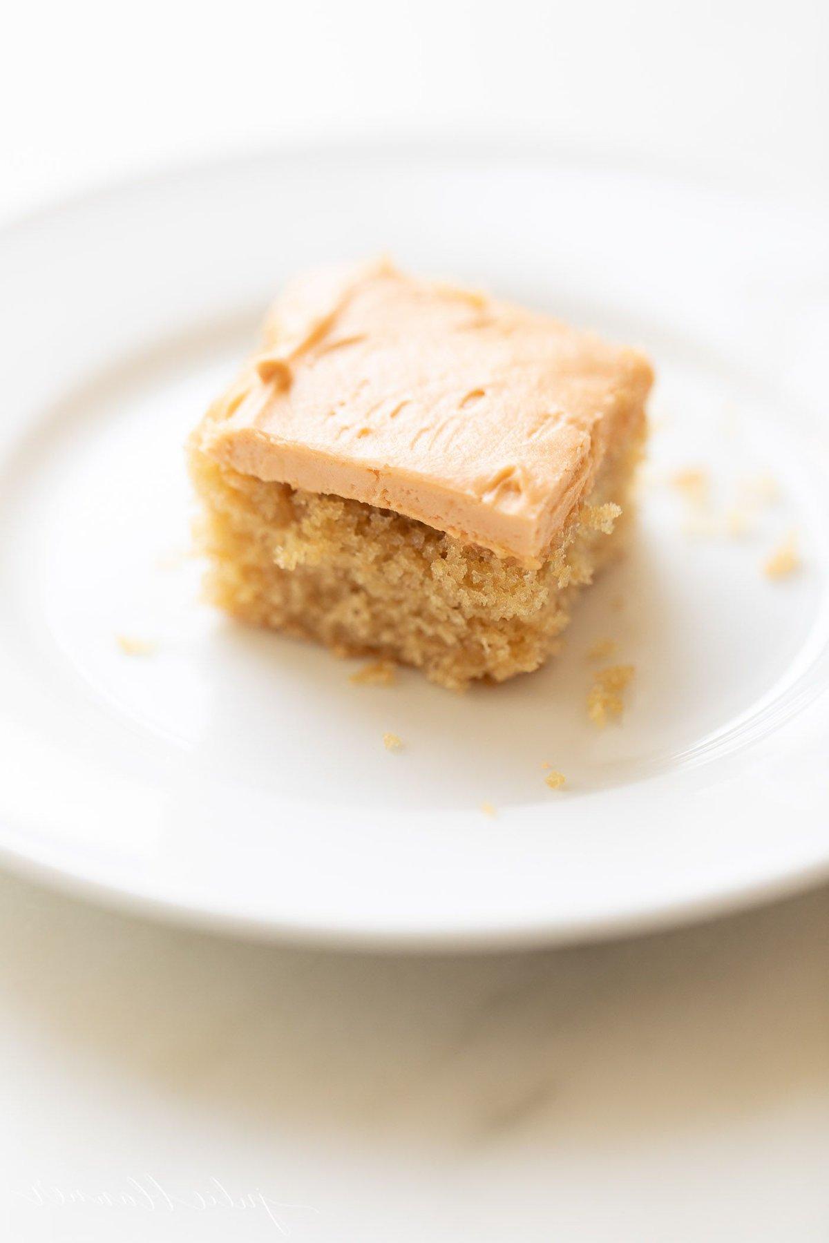 **Unglaublicher Butterscotch-Kuchen** 15 Ein Stück Butterscotch Kuchen auf einem weißen Teller.