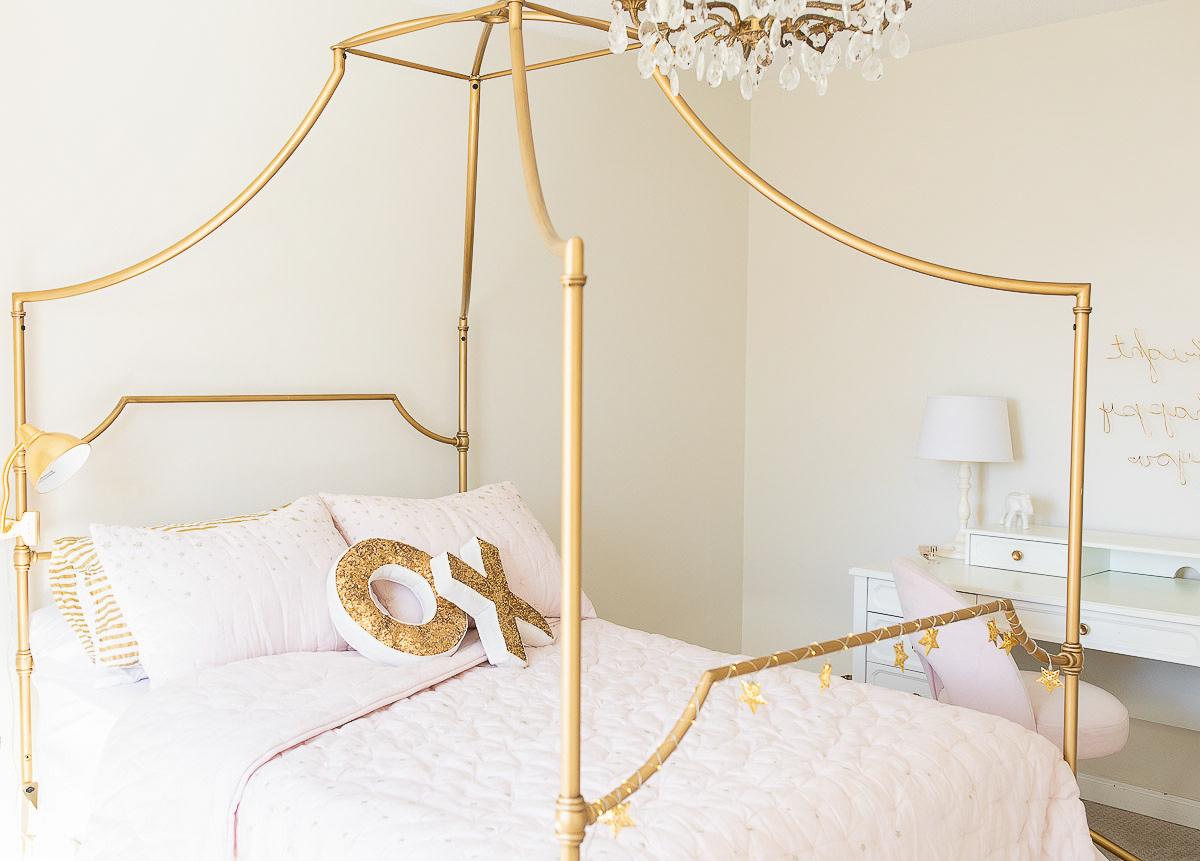 Pottery Barn Kids: Der Look zum kleinen Preis 15 Ein pinkes und goldenes Himmelbett in einem Mädchenschlafzimmer, das den luxuriösen Pottery Barn Kids Look for Less perfekt in Szene setzt.