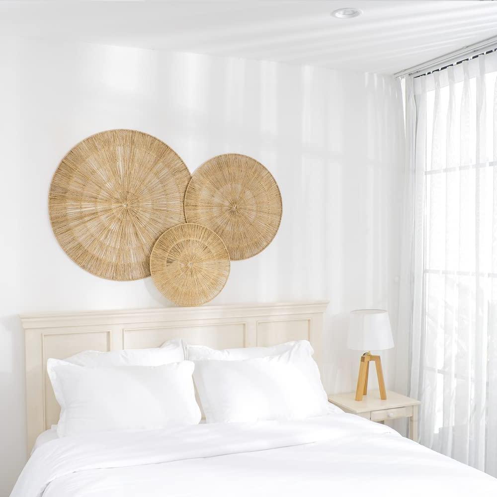 17 Ideen für Kunst über einem Bett 15 Ein weißes Schlafzimmer mit drei Seegras-Wandkreisen als Kunst über dem Bett aufgehängt
