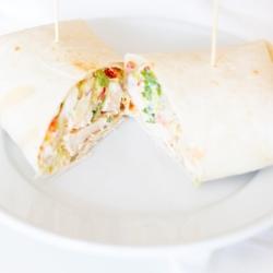 Hähnchen-Wrap-Rezept 15 Ein Hähnchen-Wrap-Rezept auf einem weißen Teller, halbiert.